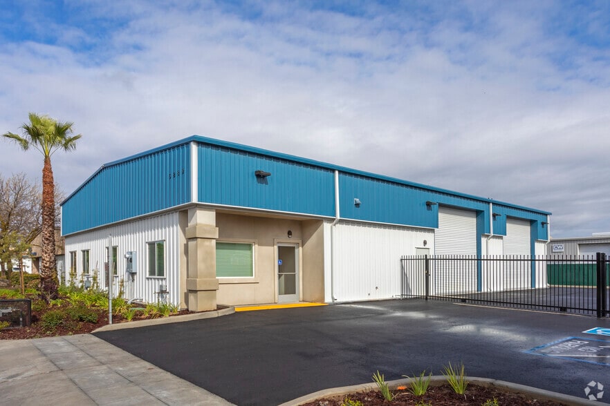 Primary Photo Of 5889 E Clinton Ave, Fresno Warehouse For Lease
