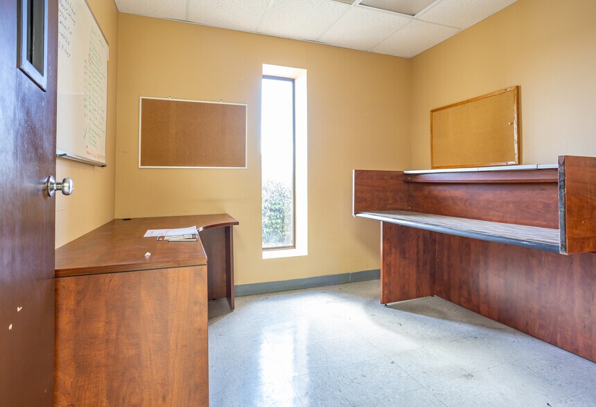 More Photos Of 942 W Park Dr, Selma Warehouse For Sale