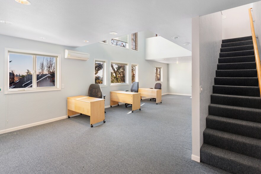 More Photos Of 5508 35th Ave NE, Seattle Loft Creative Space For Lease