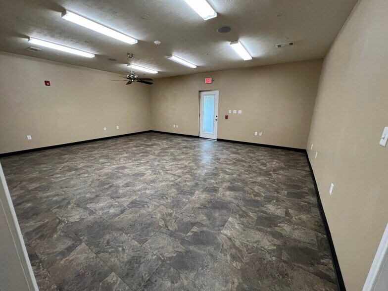 More Photos Of 11085 Eastex Fwy, Beaumont Warehouse For Lease