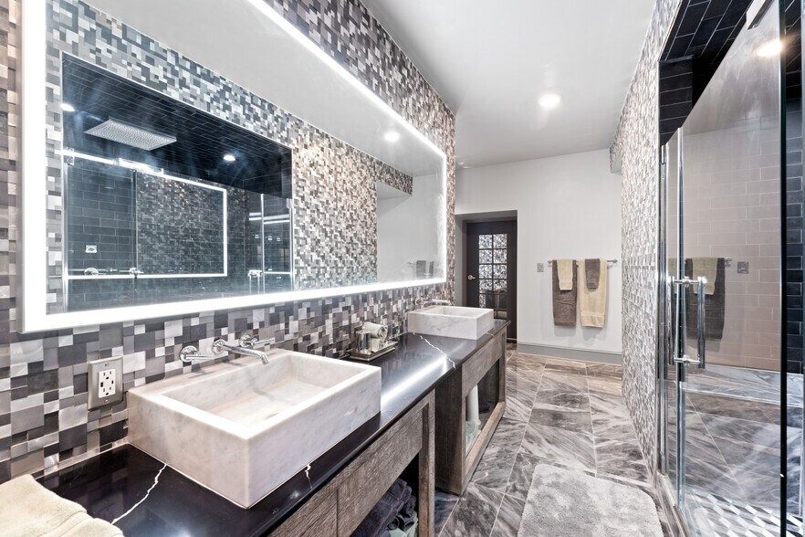 More Photos Of 1400 S Gribble St, Sherman Flex For Sale