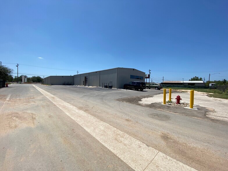 More Photos Of 443 Bastrop Hwy, Austin Flex For Lease