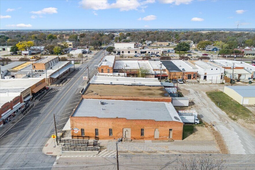 More Photos Of 121 E Oak St, West Sports And Entertainment For Sale