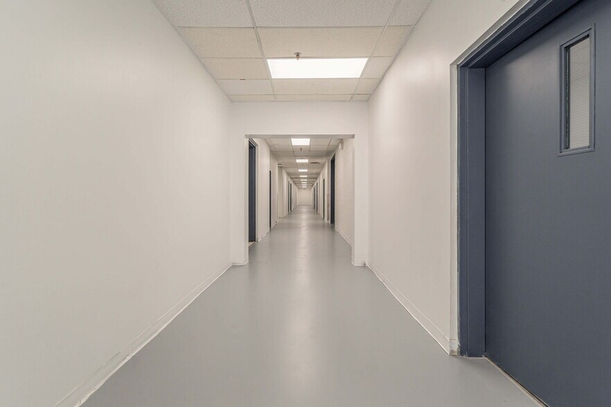 More Photos Of 5655 Rue de Marseille, Montréal Light Distribution For Lease