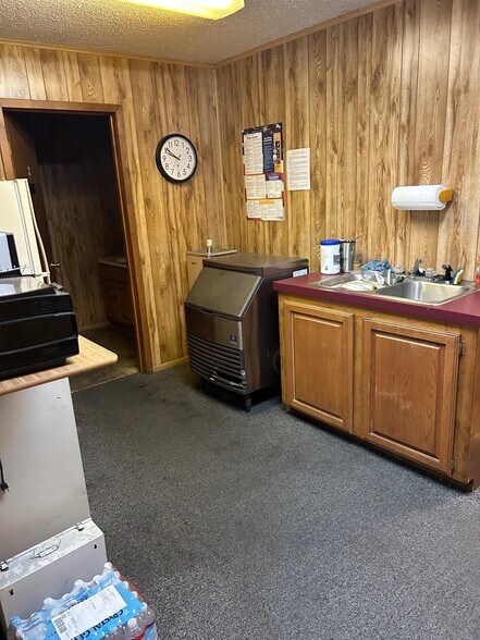 More Photos Of 206 W Commerce St, Mexia Industrial For Sale