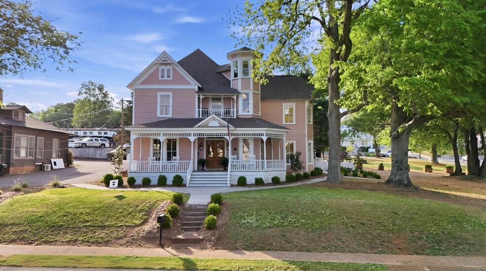 More Photos Of 320 Blount Ave, Guntersville Specialty For Sale