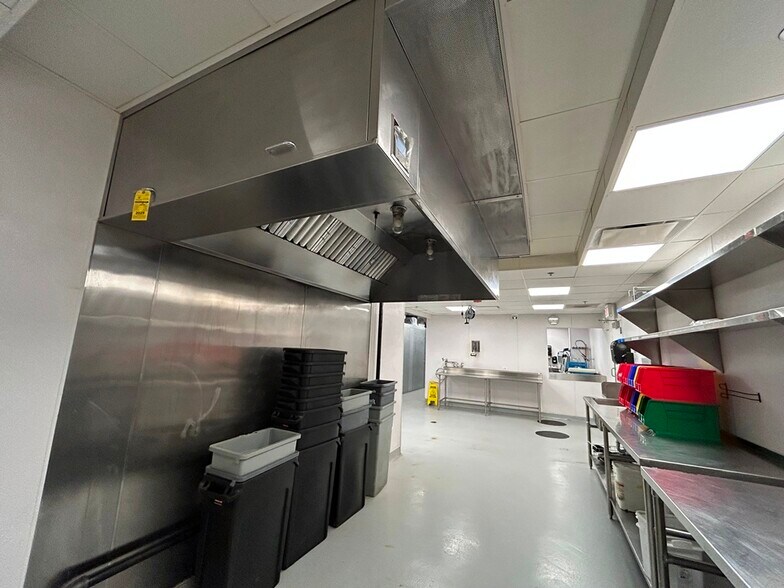 More Photos Of 3310 N Elston Ave, Chicago Manufacturing For Lease