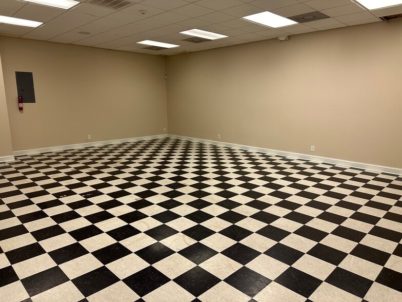 More Photos Of 1811 Alpine Dr, Clarksville Light Manufacturing For Lease