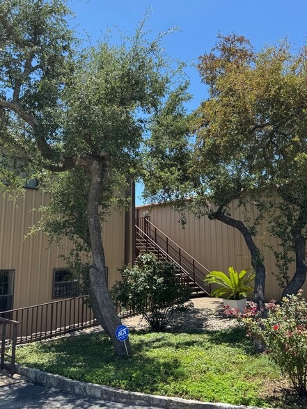 More Photos Of 100 S Canyonwood Dr, Dripping Springs Unknown For Lease