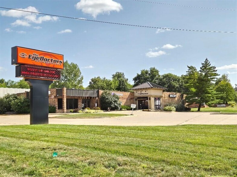 More Photos Of 705 Baptiste Dr, Paola Medical For Lease