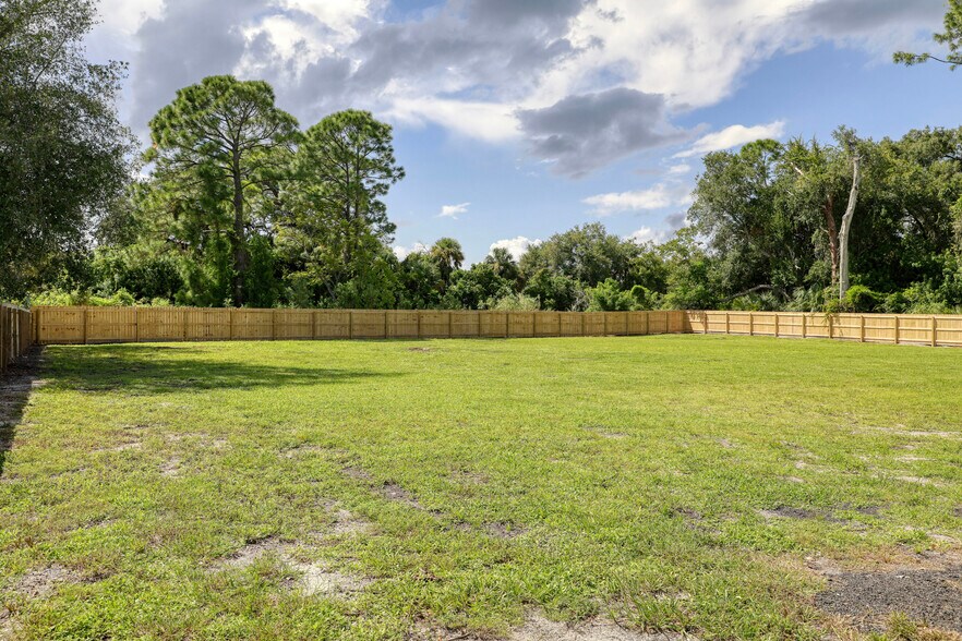 More Photos Of 1228 S Hopkins Ave, Titusville Office For Sale