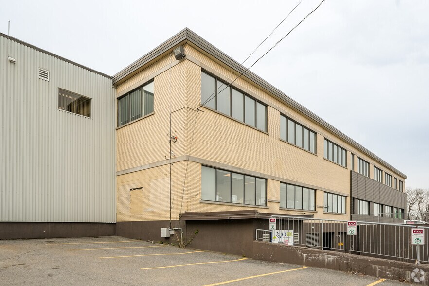 More Photos Of 875 Boul Charest O, Québec Office For Sale