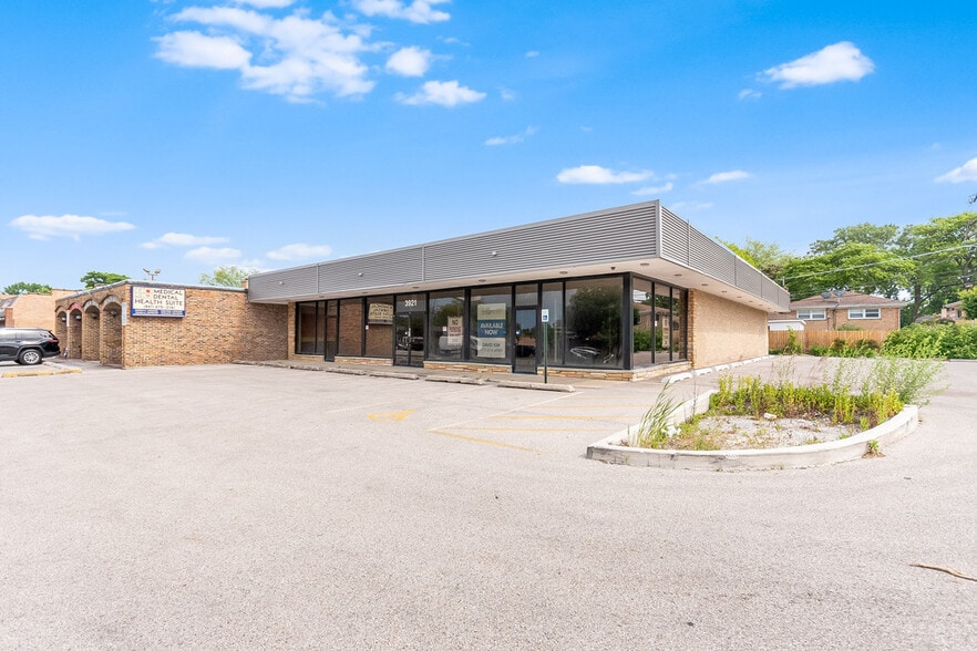 More Photos Of 3921-3925 W Touhy Ave, Lincolnwood Freestanding For Lease