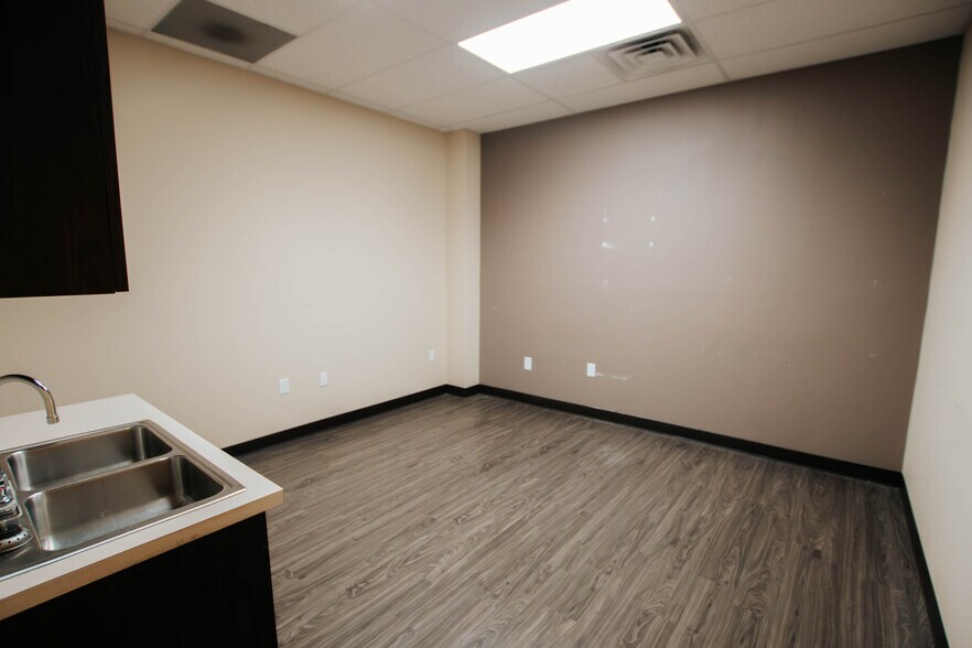 More Photos Of 9870 N Gateway Blvd, El Paso Office For Lease