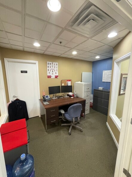 More Photos Of 10412 Allisonville Rd, Fishers Office For Sale
