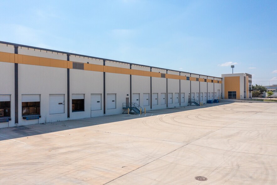 More Photos Of 5367 Dietrich Rd, San Antonio Distribution For Lease
