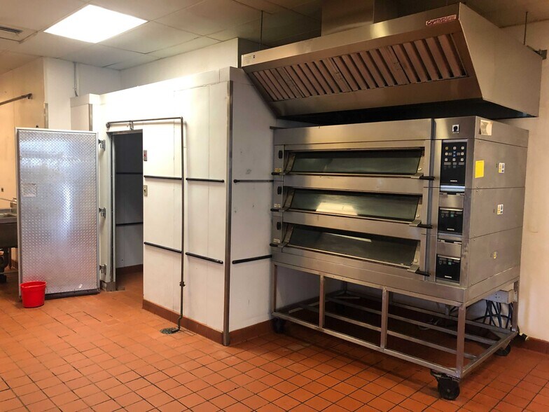 More Photos Of 7909-7945 S Harlem Ave, Burbank Unknown For Lease