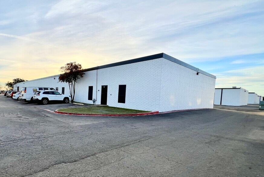 More Photos Of 209 S Kirby St, Garland Flex For Lease