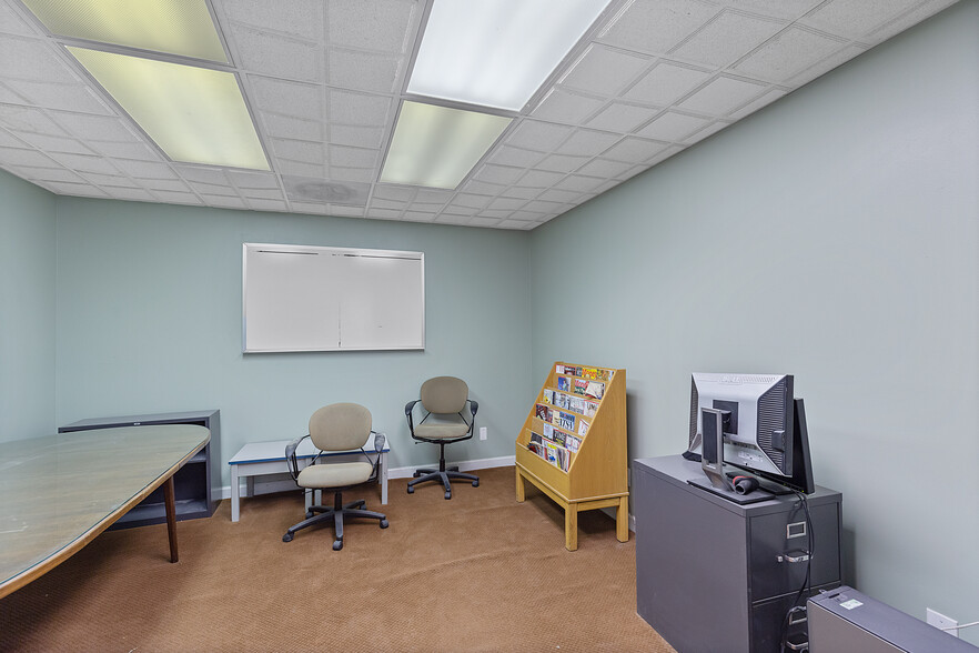 More Photos Of 1250 W Hamlin Rd, Rochester Hills Warehouse For Sale