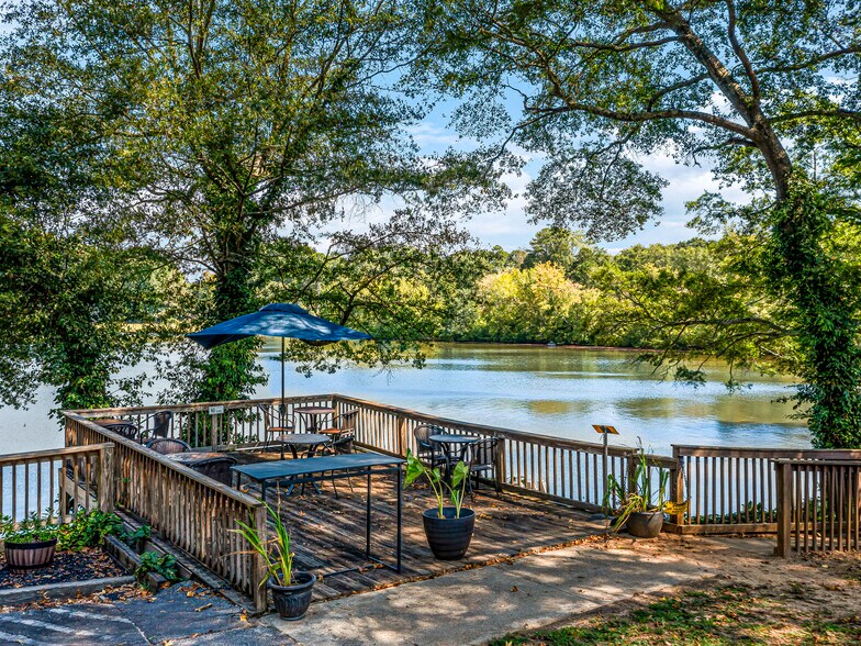 More Photos Of 4615 Stone Mountain Hwy, Lilburn Freestanding For Sale