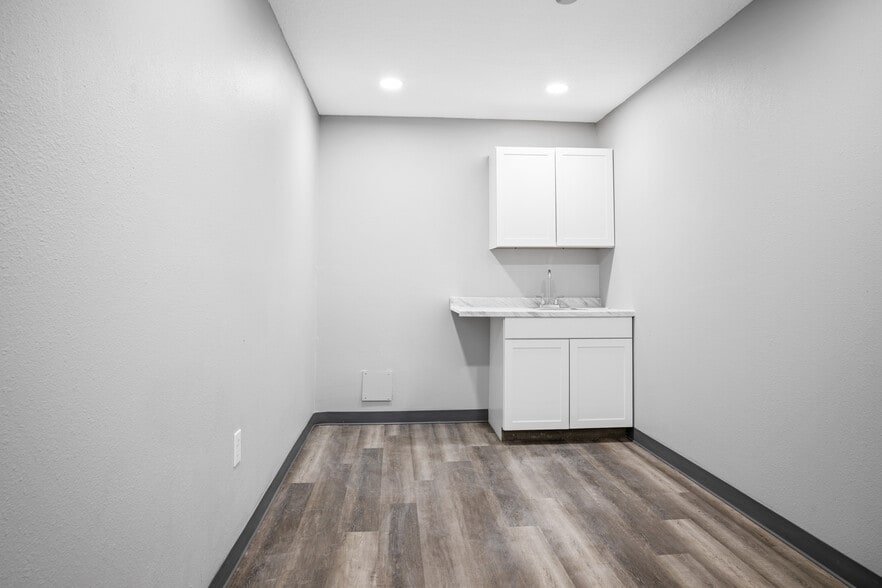 More Photos Of 7008 Jason Dr, Zephyrhills Medical For Lease