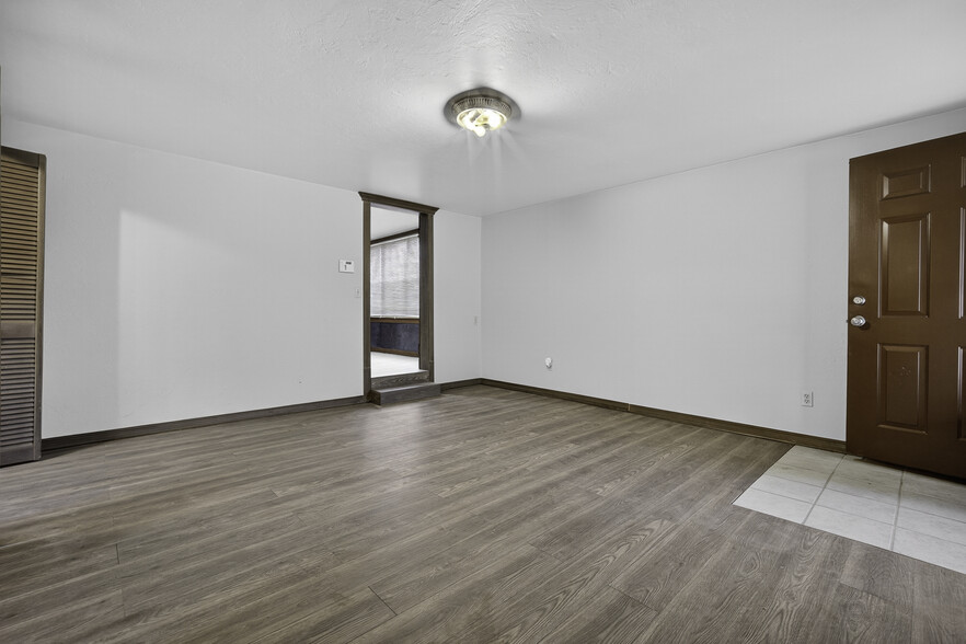 More Photos Of 2127 SE 44th St, Oklahoma City Service For Sale
