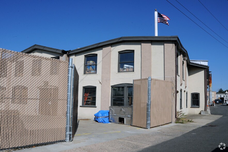 More Photos Of 6 Dexter Plz, Pearl River Warehouse For Lease