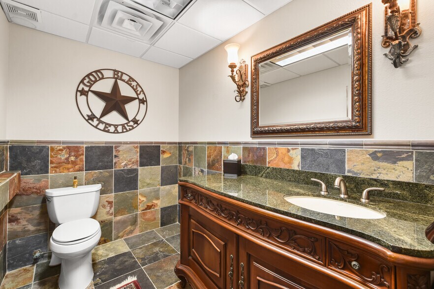 More Photos Of 101 Simonton St, Conroe Loft Creative Space For Lease