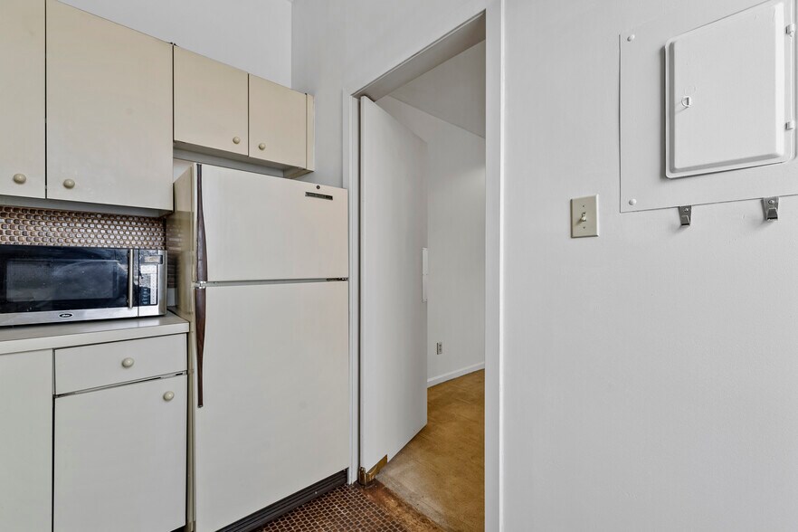 More Photos Of 729 8th St SE, Washington Storefront Retail Office For Sale