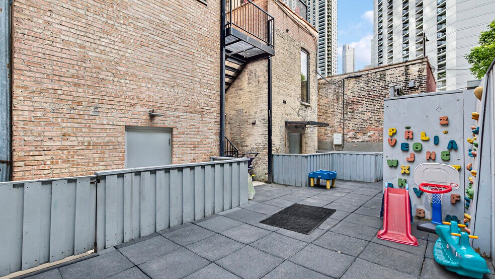 More Photos Of 802-804 N Dearborn St, Chicago Office For Lease