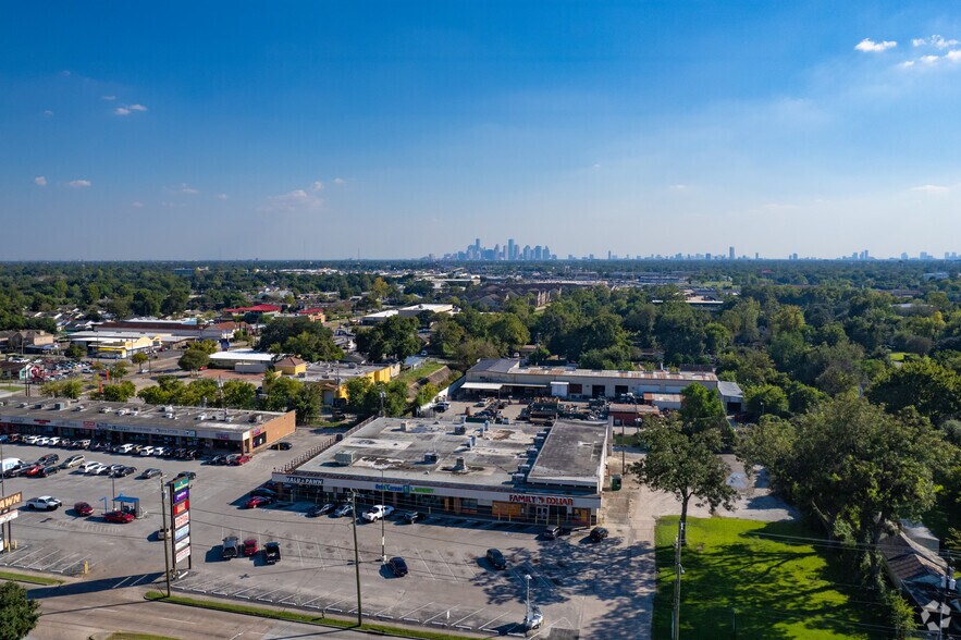 More Photos Of 910-940 E Tidwell Rd, Houston Unknown For Lease