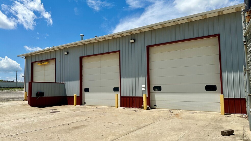 More Photos Of 2305 W Industrial Park Dr, Bloomington Warehouse For Lease