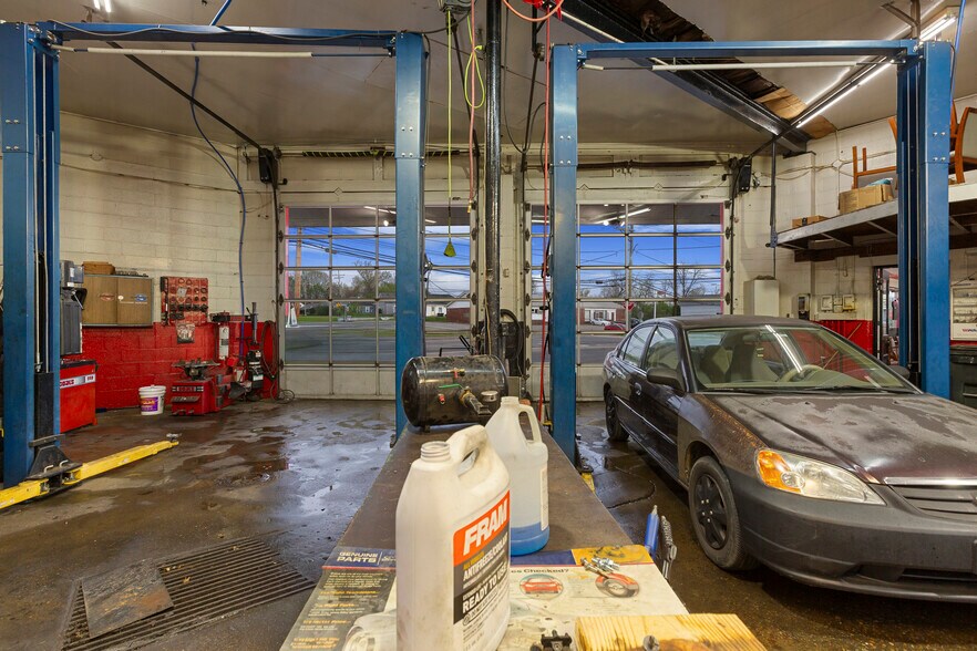 More Photos Of 833 W 7th St, New Albany Auto Repair For Sale
