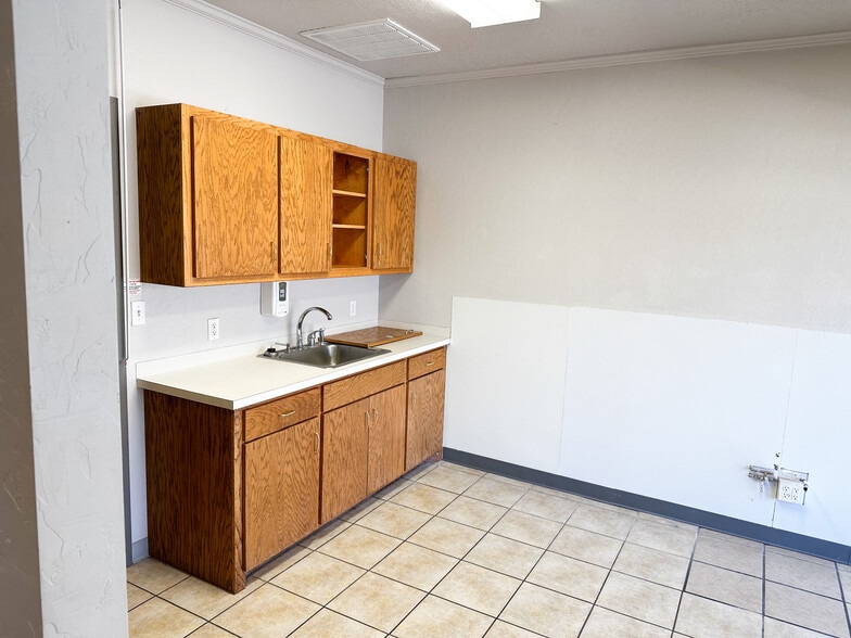 More Photos Of 2411 Heritage Trl, Enid Office For Sale