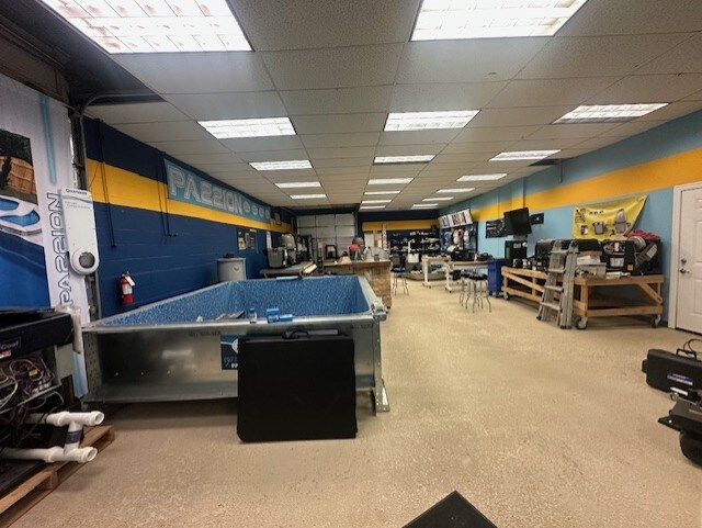 More Photos Of 428 S Kirby St, Garland Flex For Lease