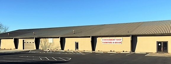 More Photos Of 6970 N Broadway St, Kansas City Showroom For Lease