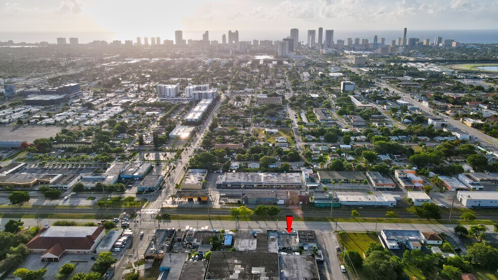 More Photos Of 205 N Dixie Hwy, Hallandale Beach Service For Sale