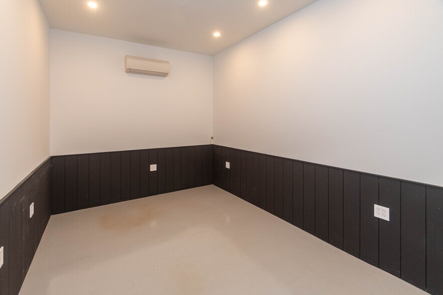 More Photos Of 1402 Route 300, Newburgh Showroom For Sale