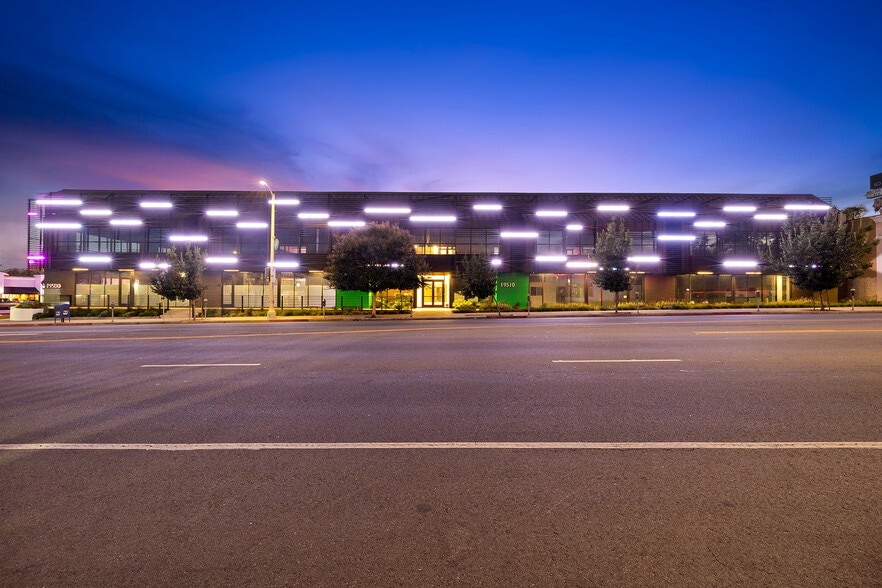 More Photos Of 19500-19510 Ventura Blvd, Tarzana Medical For Lease
