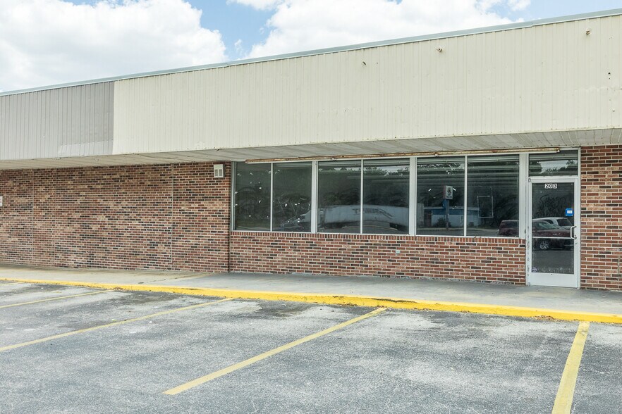 More Photos Of 201 S Charleston Ave, Fort Meade General Retail For Lease