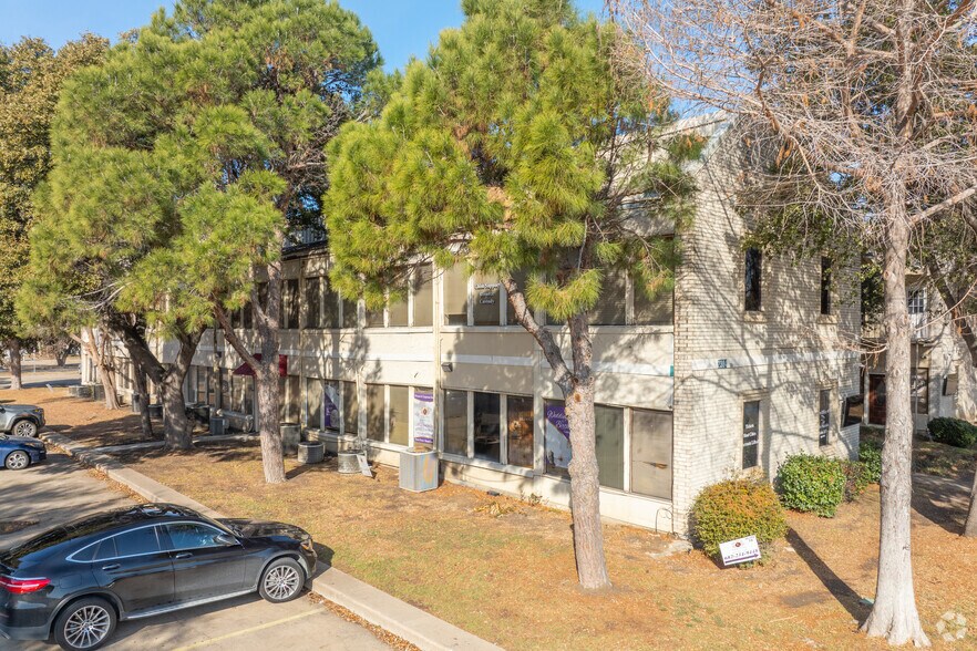 More Photos Of 2305 Oak Ln, Grand Prairie Office For Sale