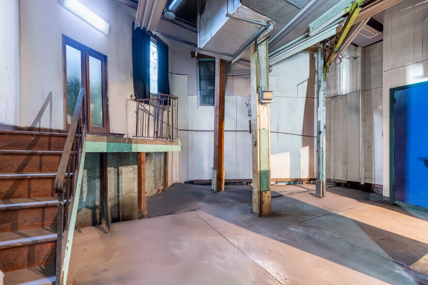 More Photos Of 1322 Jackson Ave, Long Island City Flex For Lease