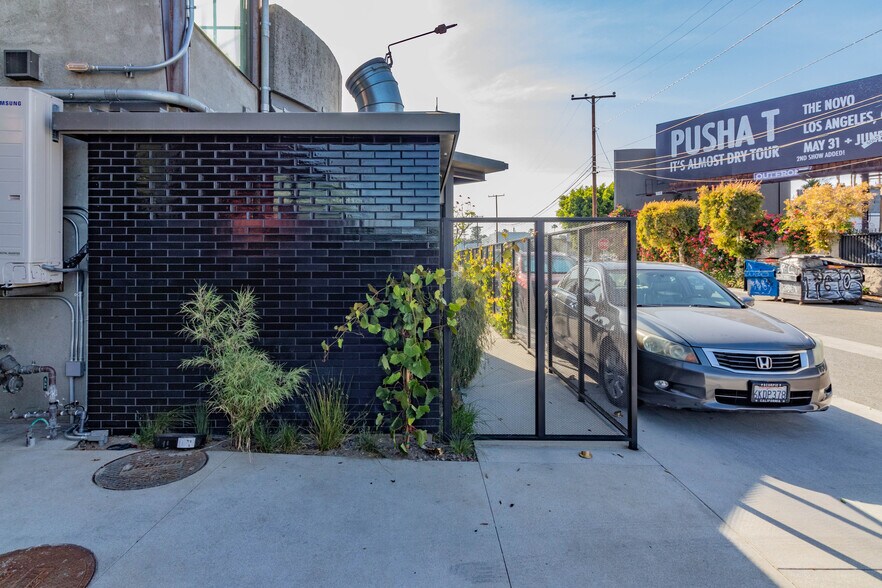 More Photos Of 3050 S La Cienega Blvd, Culver City Storefront Retail Office For Lease