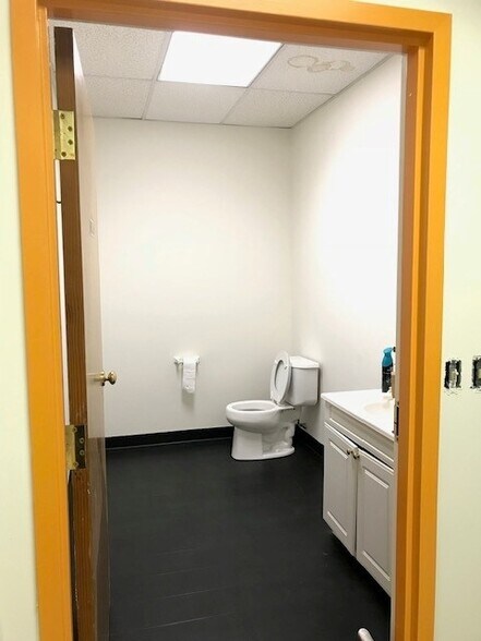 More Photos Of 500-502 Main St, Waltham Storefront Retail Residential For Lease