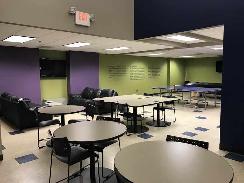 More Photos Of 4700 Tama St SE, Cedar Rapids Freestanding For Lease