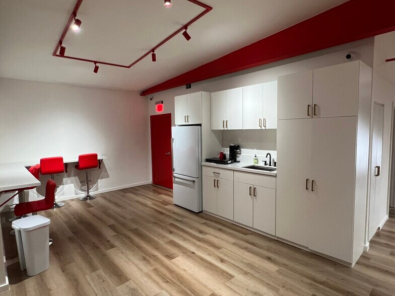 More Photos Of 413 N Moss St, Burbank Light Manufacturing For Sale