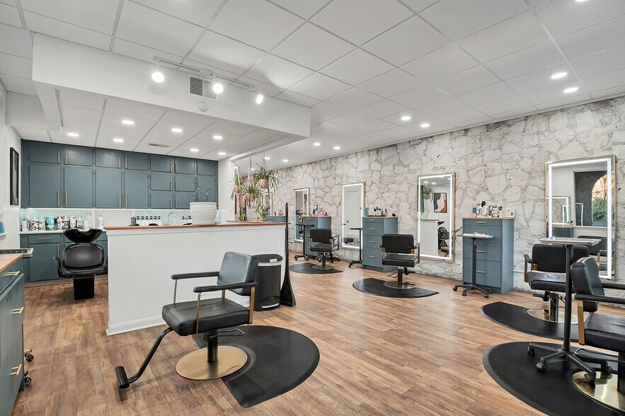 More Photos Of 1001 W 34th St, Austin Freestanding For Lease