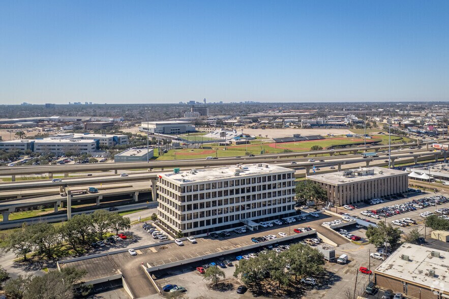 More Photos Of 9800 Northwest Fwy, Houston Office For Lease