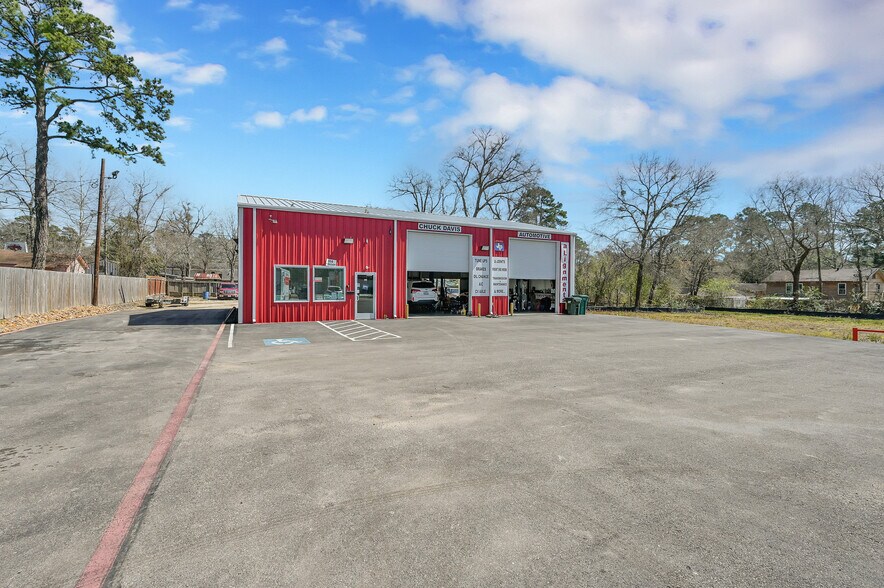 More Photos Of 1308 N Frazier St, Conroe Service For Sale