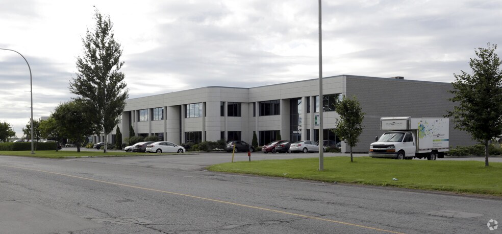 More Photos Of 9800-9892 Boul du Golf, Montréal Flex For Lease